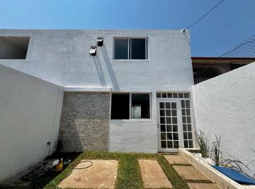 Casa · 123m² · 3 Recámaras · 2 Estacionamientos · Casa Sola en Bosques de Cuernavaca con 3 o 4 Recamaras y Jardin Privado