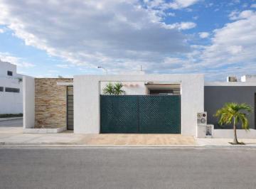 Casa de 2 habitaciones, Mérida · Casa de Una Planta en Esquina Remodelada con Piscina en Los Héroes Merida