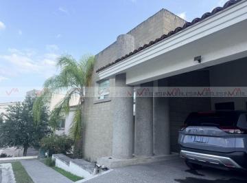 Casa · 544m² · 3 Recámaras · 3 Estacionamientos · Casa en Renta en Sierra Alta