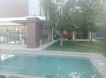 Casa · 700m² · 4 Recámaras · 6 Estacionamientos · Residencial El Molino