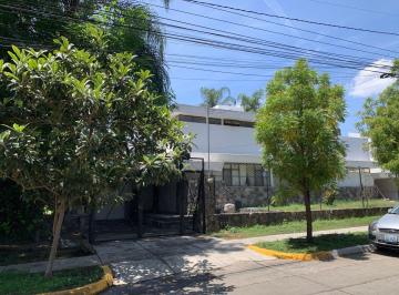 Casa de 4 habitaciones, Zapopan · Casa Icónica en Esquina en Chapalita Sur – Arq. Alejandro Zohn