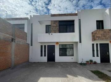 Casa · 3 Recámaras · 2 Estacionamientos · Casa