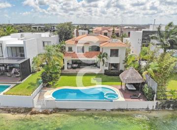 Casa · 792ha · 4 Recámaras · 6 Estacionamientos · Casa en Venta en Cancún en Residencial Lagos del Sol Frente Al Lago con Terraza con Jardín y Alberca