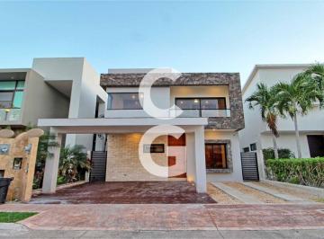 Casa · 388ha · 4 Recámaras · 3 Estacionamientos · Casa en Renta y Venta en Cancún en Residencial Lagos del Sol con Alberca y Jardín