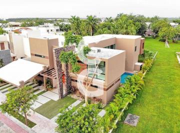 Casa · 729ha · 4 Recámaras · 5 Estacionamientos · Casa en Venta y Renta en Cancun en Residencial Lagos del Sol con Alberca