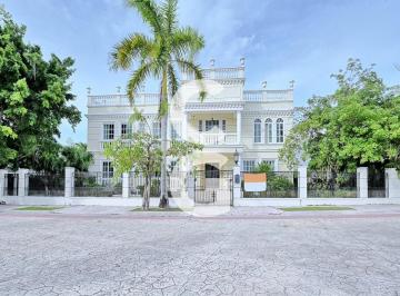 Casa · 1350ha · 5 Recámaras · 3 Estacionamientos · Casa en Venta en Cancun en Residencial Lagos del Sol con 5 Recámaras