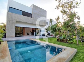 Casa · 389ha · 4 Recámaras · 3 Estacionamientos · Casa en Venta en Cancún en Residencial Lagos del Sol con Jardín y Alberca