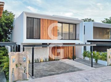Casa · 403ha · 4 Recámaras · 3 Estacionamientos · Casa en Venta en Cancún en Residencial Lagos del Sol con Alberca y Jardín
