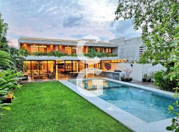 Casa · 1050ha · 4 Recámaras · 8 Estacionamientos · Casa en Venta en Cancún en Residencial Lagos del Sol con Jacuzzi y Alberca