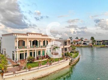 Casa · 850ha · 4 Recámaras · 6 Estacionamientos · Casa en Venta en Cancún en Residencial Lagos del Sol a Pie del Lago