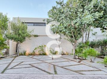 Casa · 361ha · 3 Recámaras · 3 Estacionamientos · Casa en Venta en Cancun en Residencial Lagos del Sol con Terraza en Planta Alta