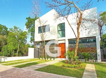 Casa · 360ha · 4 Recámaras · 2 Estacionamientos · Casa en Venta en Cancun en Residencial Lagos del Sol con Alberca