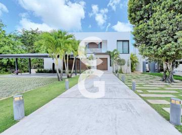 Casa · 821ha · 4 Recámaras · 8 Estacionamientos · Casa en Venta en Cancun en Residencial Lagos del Sol con Alberca y a Pie de Lago