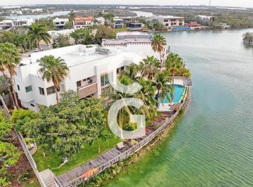 Casa · 1600ha · 6 Recámaras · 9 Estacionamientos · Casa en Venta en Cancun en Residencial Lagos del Sol Frente Al Lago con 6 Rec
