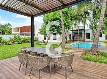 Casa · 1111ha · 3 Recámaras · 4 Estacionamientos · Casa en Venta en Cancun en Res. Lagos del Sol con Amplio Jardín y Alberca