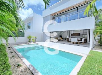 Casa · 395ha · 4 Recámaras · 3 Estacionamientos · Casa en Renta en Cancún en Residencial Lagos del Sol con Terraza y Alberca