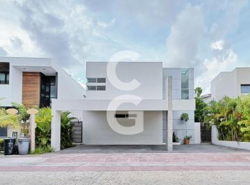 Casa · 398ha · 4 Recámaras · 3 Estacionamientos · Casa en Venta en Cancún en Residencial Lagos del Sol con Alberca y Jardín