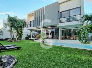 Casa · 650ha · 3 Recámaras · 2 Estacionamientos · Casa en Venta en Cancun en Residencial Lagos del Sol con Alberca y Jardín