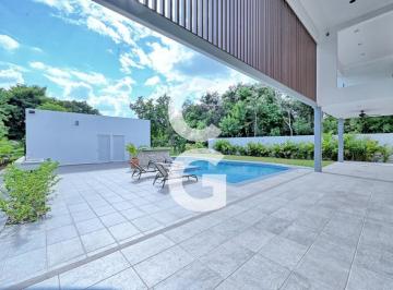 Casa · 1110ha · 4 Recámaras · 8 Estacionamientos · Casa en Venta en Cancun en Residencial Lagos del Sol con Alberca y Terraza Abierta