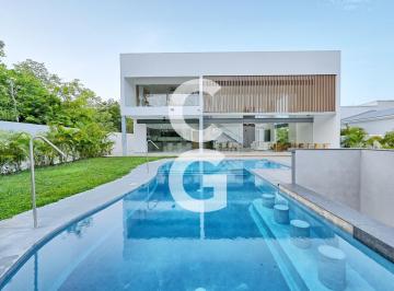Casa · 565m² · 4 Recámaras · 8 Estacionamientos · Casa en Venta en Cancun en Residencial Lagos del Sol con Alberca y Terraza Abierta