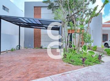 Casa · 377ha · 4 Recámaras · 3 Estacionamientos · Casa en Venta en Cancun en Residencial Lagos del Sol con Terraza Techada y Alberca