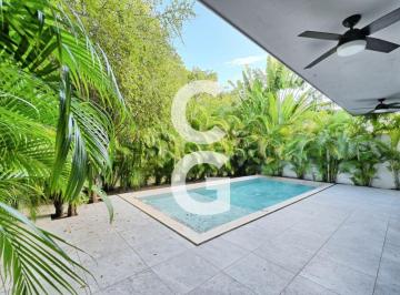 Casa · 378ha · 4 Recámaras · 2 Estacionamientos · Casa en Venta en Cancún en Residencial Lagos del Sol con Amplia Alberca y Jardín