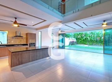 Casa · 380ha · 4 Recámaras · 3 Estacionamientos · Casa en Renta en Cancún en Residencial Lagos del Sol con 4 Recámaras, Alberca y Jardí