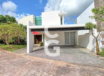 Casa · 674ha · 3 Recámaras · 3 Estacionamientos · Casa en Venta en Cancun en Residencial Lagos del Sol con Alberca y Jardín