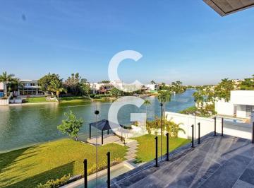 Casa · 970ha · 4 Recámaras · 6 Estacionamientos · Casa en Venta en Cancun en Residencial Lagos El Sol con Pérgola a Pie de Lago