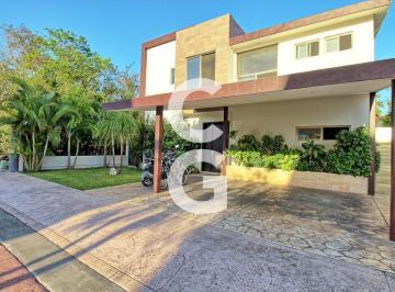 Casa · 433ha · 4 Recámaras · 3 Estacionamientos · Casa en Venta en Cancún en Residencial Lagos del Sol con 4 Recámaras
