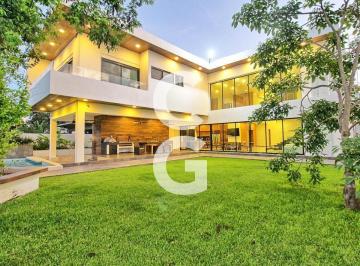 Casa · 1050ha · 4 Recámaras · 6 Estacionamientos · Casa en Venta en Cancún en Res. Lagos del Sol con Salón de Juegos