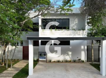 Casa · 360ha · 3 Recámaras · 2 Estacionamientos · Casa en Venta en Cancun en Residencial Lagos del Sol con 4 Recamaras