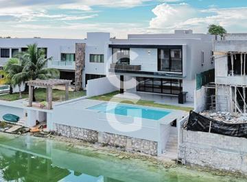 Casa · 552ha · 4 Recámaras · 4 Estacionamientos · Casa en Renta y Venta en Cancún en Residencial Lagos del Sol Frente Al Canal con Alberca y Jardín