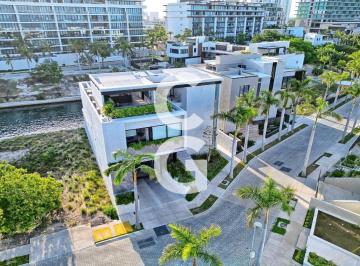 Casa · 500ha · 4 Recámaras · 6 Estacionamientos · Casa en Venta en Cancun en Laguna II Puerto Cancún con Muelle y Alberca