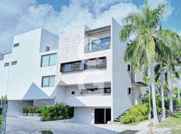 Casa · 165ha · 4 Recámaras · 2 Estacionamientos · Casa en Renta en Cancún en Laguna I Puerto Cancún Amueblada con Roof Top y Alberca