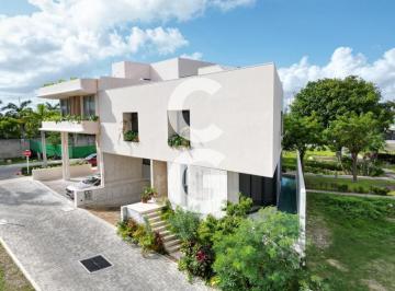 Casa · 185ha · 3 Recámaras · 2 Estacionamientos · Casa en Venta en Cancún en Laguna Puerto Cancún con Alberca y Rooftop