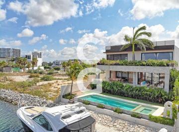 Casa · 605ha · 4 Recámaras · 6 Estacionamientos · Casa en Venta en Cancun en Puerto Cancún Canales a Pie de Canal y Muelle