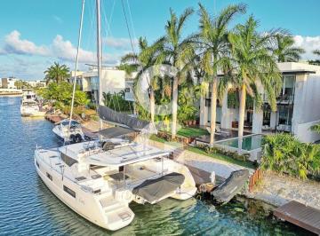 Casa · 478ha · 4 Recámaras · 6 Estacionamientos · Casa en Venta en Cancún en Los Canales Puerto Cancún Frente Al Canal con Muelle