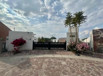 Casa · 325m² · 8 Estacionamientos · Casa en Renta en Alquerías de Pozos