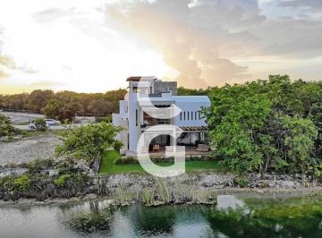 Casa · 753ha · 4 Recámaras · 6 Estacionamientos · Casa en Venta en Cancun en Cancun Country Club Frente Al Lago con Rooftop