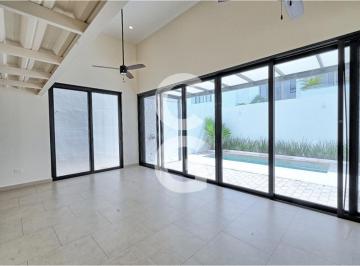 Casa · 190ha · 3 Recámaras · 2 Estacionamientos · Casa en Venta y Renta en Cancún en Residencial Aqua con Terraza y Alberca
