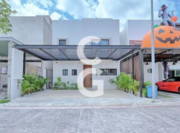 Casa · 172ha · 4 Recámaras · 3 Estacionamientos · Casa en Venta en Cancun en Residencial Cancun con Alberca y Family Room