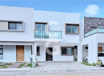 Casa · 110ha · 3 Recámaras · 2 Estacionamientos · Casa en Renta en Cancún en Residencial Arbolada By Cumbres Terraza y 3 Recámaras
