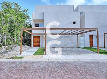 Casa · 200ha · 4 Recámaras · 2 Estacionamientos · Casa en Venta en Cancún en Residencial Vía Cumbres con Terraza y Alberca