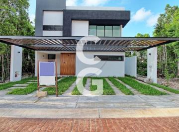 Casa · 232ha · 3 Recámaras · 3 Estacionamientos · Casa en Venta en Cancún en Residencial Vía Cumbres con Alberca y Terraza