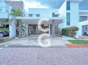 Casa · 284ha · 4 Recámaras · 3 Estacionamientos · Casa en Venta en Cancún en Residencial Cumbres con 4 Recámaras
