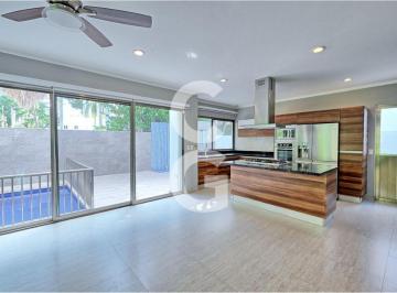 Casa · 300ha · 5 Recámaras · 3 Estacionamientos · Casa en Venta en Cancún en Residencial Cumbres con Terraza y Alberca