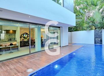 Casa · 300ha · 4 Recámaras · 3 Estacionamientos · Casa en Venta en Cancun en Residencial Cumbres con Alberca y Terraza