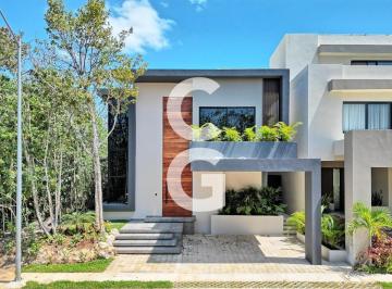 Casa · 238ha · 3 Recámaras · 2 Estacionamientos · Casa en Venta en Cancún en Residencial Vía Cumbres con Alberca y 3 Recámaras