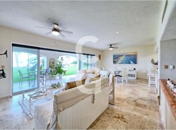 Casa · 192ha · 2 Recámaras · 1 Estacionamiento · Casa en Venta y Renta en Cancún en Zh en Residencial Isla Dorada con Vista a La Laguna